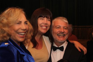 RIO DE JANEIRO (RJ), 06 / 22 / 2024 - ESPETACULO / FRANK / SINATRA / RJ - Aktris Arlete Salles, Frank Sinatra 'ya saygılarını sunduğu programın yeniden gösteriminde sanat yönetmeni Fred Mayrink' i onurlandırdı. 