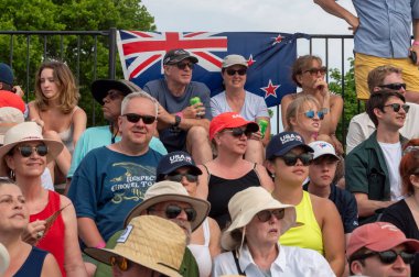 (Yelkenli Mubadala New York Yelkenli Grand Prix - 1. gün. 22 Haziran 2024, New York, ABD: Seyirciler 22 Haziran 2024 'te New York Limanı' ndaki Mubadala New York Sail Grand Prix 'sinin birinci gününde Filo 2' de SailGP botlarının yarışmasını izliyorlar.. 