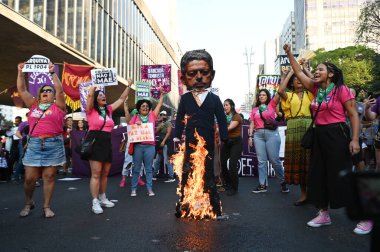 Sao Paulo (SP), 06 / 23 / 2024: Sosyal hareketler 1.904 2024 sayılı tasarıyı protesto ediyor. Bu da 22 hafta sonra kürtajla cinayeti eşdeğer kılıyor. Kurban tecavüze uğramış bir çocuk olsa bile, eylem Avenida Paulista 'da gerçekleşiyor..