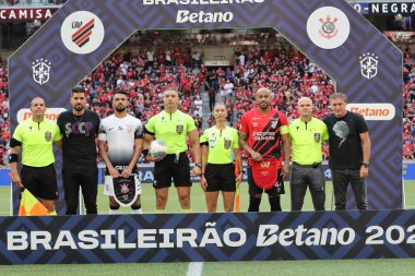 CURITIBA (PR), 06 / 23 / 2024: Hakem: Felipe Fernandes de Lima ve oyuncu Wesley, Brezilya Serisi A Şampiyonası 'nın 11. turunda geçerli olan Athletico ve Corinthians arasında oynanan maçta. 