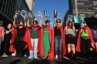 Sao Paulo (SP), 06 / 23 / 2024: Sosyal hareketler 1.904 2024 sayılı tasarıyı protesto ediyor. Bu da 22 hafta sonra kürtajla cinayeti eşdeğer kılıyor. Kurban tecavüze uğramış bir çocuk olsa bile, eylem Avenida Paulista 'da gerçekleşiyor..