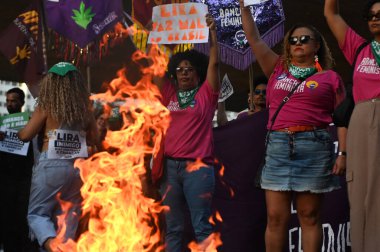 Sao Paulo (SP), 06 / 23 / 2024: Sosyal hareketler 1.904 2024 sayılı tasarıyı protesto ediyor. Bu da 22 hafta sonra kürtajla cinayeti eşdeğer kılıyor. Kurban tecavüze uğramış bir çocuk olsa bile, eylem Avenida Paulista 'da gerçekleşiyor..