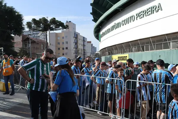 CURITIBA (PR), 06 / 22 / 2024: Gremio ve Internacional arasında oynanan ve Curitiba kentindeki Couto Pereira stadyumunda düzenlenen Brezilya Serisi A Şampiyonasının 11. turu için geçerli olan maçtan önce Gremio taraftarlarının hareketi. 