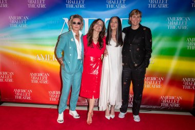 25 Haziran 2024, New York, ABD: Ashlyn Harris, Sophia Bush, Stacy London ve Cat Yezbak, The Metropolitan Opera 'daki Amerikan Bale Tiyatrosu' nun New York galasına katıldı.. 