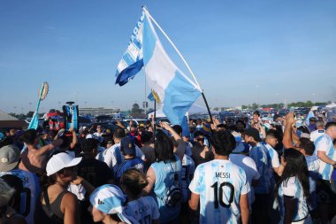 (Copa America: Şili Arjantin 'e karşı. 25 Haziran 2024, Doğu Rutherford, New Jersey: taraftarlar Doğu Rutherford, New Jersey 'de oynanan Copa America A Grubu futbol maçından önce MetLife Stadyumu' na geldiler..