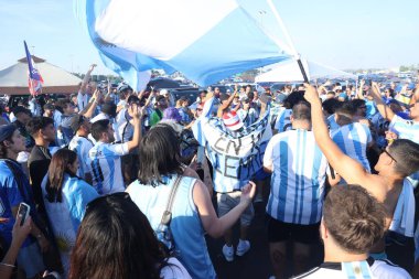 (Copa America: Şili Arjantin 'e karşı. 25 Haziran 2024, Doğu Rutherford, New Jersey: taraftarlar Doğu Rutherford, New Jersey 'de oynanan Copa America A Grubu futbol maçından önce MetLife Stadyumu' na geldiler..