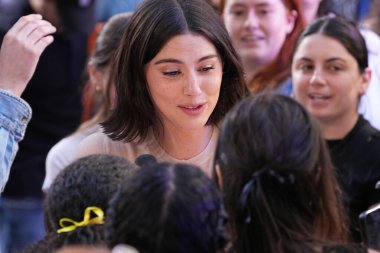 Gracie Abrams Today Show 'da canlı performans sergiliyor. 28 Haziran 2024, New York, ABD: Gracie Madigan Abrams (d. 7 Eylül 1999), ABD 'li şarkıcı ve söz yazarı. Interscope Records ile anlaştı.