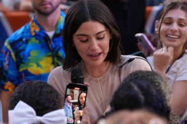 Gracie Abrams Today Show 'da canlı performans sergiliyor. 28 Haziran 2024, New York, ABD: Gracie Madigan Abrams (d. 7 Eylül 1999), ABD 'li şarkıcı ve söz yazarı. Interscope Records ile anlaştı.