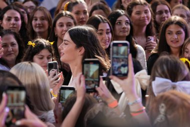 Gracie Abrams Today Show 'da canlı performans sergiliyor. 28 Haziran 2024, New York, ABD: Gracie Madigan Abrams (d. 7 Eylül 1999), ABD 'li şarkıcı ve söz yazarı. Interscope Records ile anlaştı.