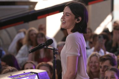 Gracie Abrams Today Show 'da canlı performans sergiliyor. 28 Haziran 2024, New York, ABD: Gracie Madigan Abrams (d. 7 Eylül 1999), ABD 'li şarkıcı ve söz yazarı. Interscope Records ile anlaştı.