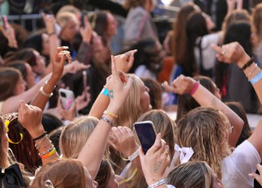 Gracie Abrams Today Show 'da canlı performans sergiliyor. 28 Haziran 2024, New York, ABD: Gracie Madigan Abrams (d. 7 Eylül 1999), ABD 'li şarkıcı ve söz yazarı. Interscope Records ile anlaştı.