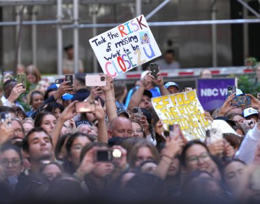 Gracie Abrams Today Show 'da canlı performans sergiliyor. 28 Haziran 2024, New York, ABD: Gracie Madigan Abrams (d. 7 Eylül 1999), ABD 'li şarkıcı ve söz yazarı. Interscope Records ile anlaştı.