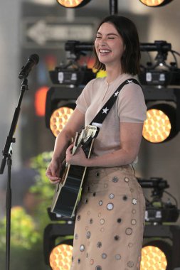 Gracie Abrams Today Show 'da canlı performans sergiliyor. 28 Haziran 2024, New York, ABD: Gracie Madigan Abrams (d. 7 Eylül 1999), ABD 'li şarkıcı ve söz yazarı. Interscope Records ile anlaştı.