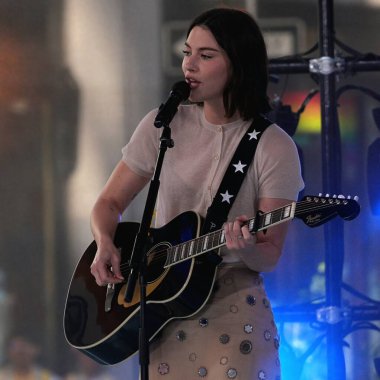Gracie Abrams Today Show 'da canlı performans sergiliyor. 28 Haziran 2024, New York, ABD: Gracie Madigan Abrams (d. 7 Eylül 1999), ABD 'li şarkıcı ve söz yazarı. Interscope Records ile anlaştı.