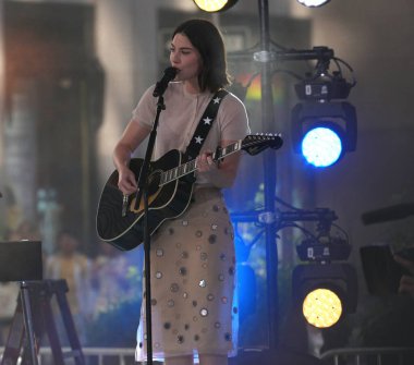 Gracie Abrams Today Show 'da canlı performans sergiliyor. 28 Haziran 2024, New York, ABD: Gracie Madigan Abrams (d. 7 Eylül 1999), ABD 'li şarkıcı ve söz yazarı. Interscope Records ile anlaştı.
