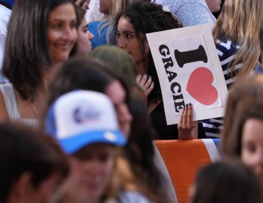 Gracie Abrams Today Show 'da canlı performans sergiliyor. 28 Haziran 2024, New York, ABD: Gracie Madigan Abrams (d. 7 Eylül 1999), ABD 'li şarkıcı ve söz yazarı. Interscope Records ile anlaştı.