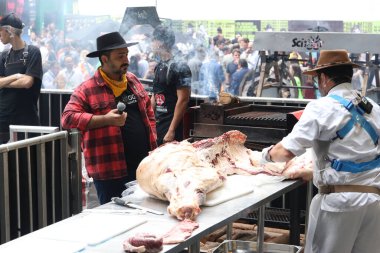 Sao Paulo (SP), 06 / 27 / 2024: Marcelo Bolinha 'dan Dessosa and Beef Cutting Class, Global Tarım İş Forumu (GAF), Sao Paulo' da Allianz Parque Stadyumu 'nda düzenlenen ana küresel tarım konferansı.