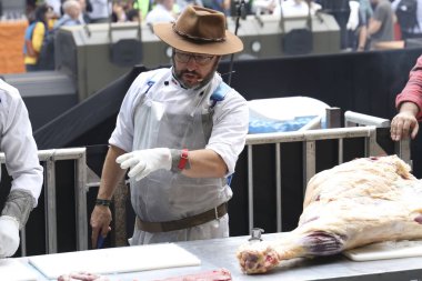 Sao Paulo (SP), 06 / 27 / 2024: Marcelo Bolinha 'dan Dessosa and Beef Cutting Class, Global Tarım İş Forumu (GAF), Sao Paulo' da Allianz Parque Stadyumu 'nda düzenlenen ana küresel tarım konferansı.