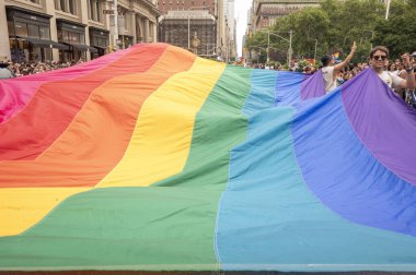 (2024 New York Şehri Onur Yürüyüşü. 30 Haziran 2024, New York, New York, ABD: Büyük gökkuşağı bayraklı insanlar 30 Haziran 2024 'te New York City Onur Yürüyüşüne katılacaklar.