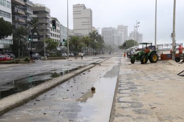 Rio de Janeiro (RJ), 07 / 01 / 2024 - RESSACA / LEBLON / CLIMA / RJ - Deniz akıntısı Leblon 'daki (RJ) patikayı istila etti, deniz suyu Avenida Delfim Moreira' da, Leblon 'da Leblon' da, Rio de Janeiro 'nun güneyinde, sabahın erken saatlerinde, istila alanı işgal etti.