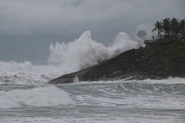 Rio de Janeiro (RJ), 07 / 01 / 2024 - RESSACA / LEBLON / CLIMA / RJ - Deniz akıntısı Leblon 'daki (RJ) patikayı istila etti, deniz suyu Avenida Delfim Moreira' da Leblon 'da, Rio de Janeiro' nun güneyinde, Leblon 'daki eğlence alanı hattını işgal etti