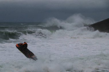 Rio de Janeiro (RJ), 07 / 01 / 2024 - RESSACA / LEBLON / CLIMA / RJ - Deniz akıntısı Leblon 'daki (RJ) patikayı istila etti, deniz suyu Avenida Delfim Moreira' da Leblon 'da, Rio de Janeiro' nun güneyinde, Leblon 'daki eğlence alanı hattını işgal etti