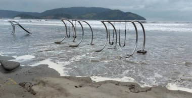 Santos (SP), Brezilya 07 / 02 / 2024 - Santos Litoral Paulista şehri bulutlu hava ve dalgalı denizlerle aydınlandı, akıntı dalgaları bu 02 Temmuz 2024 Salı günü sahil yoluna kadar genişletti..