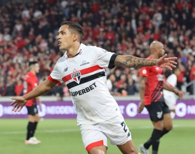 CURITIBA (PR), Brezilya 03 / 07 / 3024 Sao Paulo oyuncusu Igor Vinicius, Brezilya Serisi A Şampiyonası 'nın 14. turunda geçerli olan Athletico -PR ve Sao Paulo arasında oynanan maçta Ferreira' nın golünü kutluyor.