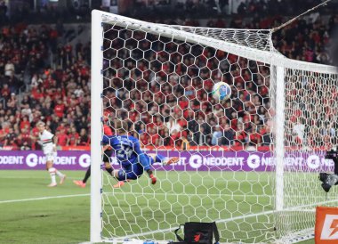 CURITIBA (PR), Brezilya 03 / 07 / 3024 kaleci Leo Linck, Athletico - PR ve Sao Paulo arasında oynanan karşılaşmada, Brezilya Serisi A Şampiyonası 'nın 14. turunda geçerli oldu.