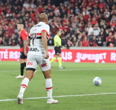CURITIBA (PR), Brazil 03 / 07 / 3024 Sao Paulo oyuncusu Lucas Moura, Athletico -PR ve Sao Paulo arasında oynanan ve Brezilya Serisi Şampiyonası 'nın 14. turu için geçerli olan maç sırasında