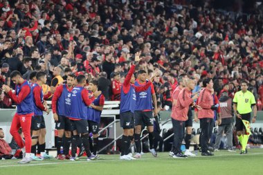 CURITIBA (PR), Brezilya 03 / 07 / 3024 Athletico -PR takımı, Brezilya Serie A Şampiyonası 'nın 14. turunda geçerli olan Athletico -PR ve Sao Paulo arasında oynanan karşılaşmada bir golü kutluyor.