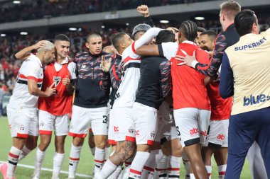 CURITIBA (PR), Brezilya 03 / 07 / 3024 Sao Paulo oyuncuları, Brezilya Şampiyonası 'nın 14. turunda geçerli olan Athletico -PR ve Sao Paulo arasında oynanan maçta Jonathan Calleri' nin golünü kutladılar. 