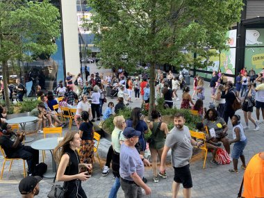 Plaza 33-New York 'ta Özgür Sessiz Disko. 3 Temmuz 2024, New York, ABD: İnsanlar New York 'ta 33. caddede 7. ve 8. caddeler arasındaki Plaza 33' te düzenlenen ilk ücretsiz Sessiz Disko 'da üç DJ' in coşkulu ritmine dalarken görülüyor.. 