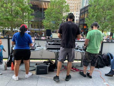 Plaza 33-New York 'ta Özgür Sessiz Disko. 3 Temmuz 2024, New York, ABD: İnsanlar New York 'ta 33. caddede 7. ve 8. caddeler arasındaki Plaza 33' te düzenlenen ilk ücretsiz Sessiz Disko 'da üç DJ' in coşkulu ritmine dalarken görülüyor.. 