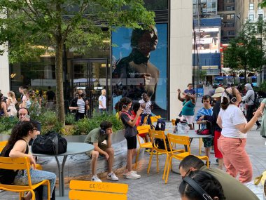 Plaza 33-New York 'ta Özgür Sessiz Disko. 3 Temmuz 2024, New York, ABD: İnsanlar New York 'ta 33. caddede 7. ve 8. caddeler arasındaki Plaza 33' te düzenlenen ilk ücretsiz Sessiz Disko 'da üç DJ' in coşkulu ritmine dalarken görülüyor.. 