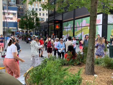 Plaza 33-New York 'ta Özgür Sessiz Disko. 3 Temmuz 2024, New York, ABD: İnsanlar New York 'ta 33. caddede 7. ve 8. caddeler arasındaki Plaza 33' te düzenlenen ilk ücretsiz Sessiz Disko 'da üç DJ' in coşkulu ritmine dalarken görülüyor.. 