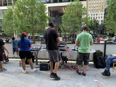 Plaza 33-New York 'ta Özgür Sessiz Disko. 3 Temmuz 2024, New York, ABD: İnsanlar New York 'ta 33. caddede 7. ve 8. caddeler arasındaki Plaza 33' te düzenlenen ilk ücretsiz Sessiz Disko 'da üç DJ' in coşkulu ritmine dalarken görülüyor.. 