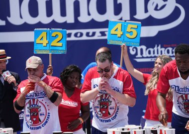  Annua Nathan 'ın Ünlü Sosisli Yeme Yarışması 2024. Temmuz 04, 2024. Coney Adası. New York, ABD: 2024 Nathan 'ın Meşhur Sosisli Yeme Yarışması' nda Miki Sudo 51 sosisli ve çörek yiyerek yeni bir kadın rekoru kırdı.. 