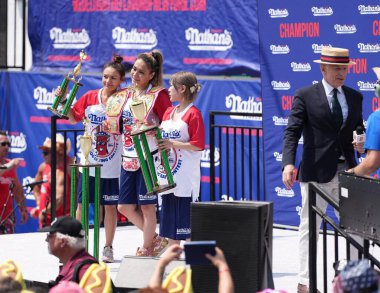  Annua Nathan 'ın Ünlü Sosisli Yeme Yarışması 2024. Temmuz 04, 2024. Coney Adası. New York, ABD: 2024 Nathan 'ın Meşhur Sosisli Yeme Yarışması' nda Miki Sudo 51 sosisli ve çörek yiyerek yeni bir kadın rekoru kırdı.. 