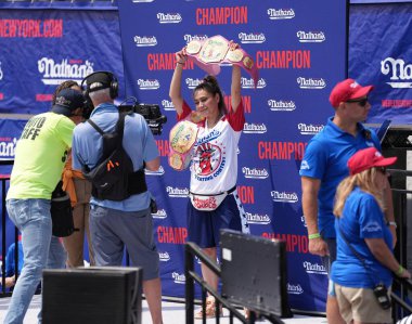  Annua Nathan 'ın Ünlü Sosisli Yeme Yarışması 2024. Temmuz 04, 2024. Coney Adası. New York, ABD: 2024 Nathan 'ın Meşhur Sosisli Yeme Yarışması' nda Miki Sudo 51 sosisli ve çörek yiyerek yeni bir kadın rekoru kırdı.. 