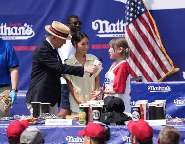  Annua Nathan 'ın Ünlü Sosisli Yeme Yarışması 2024. Temmuz 04, 2024. Coney Adası. New York, ABD: 2024 Nathan 'ın Meşhur Sosisli Yeme Yarışması' nda Miki Sudo 51 sosisli ve çörek yiyerek yeni bir kadın rekoru kırdı.. 