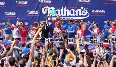  Annua Nathan 'ın Ünlü Sosisli Yeme Yarışması 2024. Temmuz 04, 2024. Coney Adası. New York, ABD: 2024 Nathan 'ın Meşhur Sosisli Yeme Yarışması' nda Miki Sudo 51 sosisli ve çörek yiyerek yeni bir kadın rekoru kırdı.. 