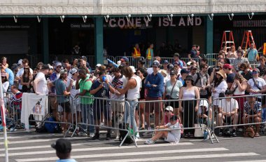 Nathan 'ın Meşhur Hotdog Yeme Yarışması 2024. Temmuz 04, 2024. Coney Adası, New York, ABD: Bugün, Coney Adası 'ndaki geleneksel Nathan' ın Meşhur Hotdog Yeme Yarışması için kalabalığın toplanması bekleniyor.