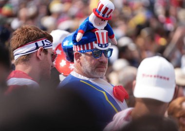 Nathan 'ın Meşhur Hotdog Yeme Yarışması 2024. Temmuz 04, 2024. Coney Adası, New York, ABD: Bugün, Coney Adası 'ndaki geleneksel Nathan' ın Meşhur Hotdog Yeme Yarışması için kalabalığın toplanması bekleniyor.