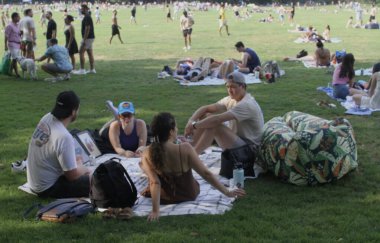 4 Temmuz New York 'taki Central Park' ta kutlandı. 4 Temmuz 2024, New York, ABD: Birçok New Yorklu ve turist 4 Temmuz Bağımsızlık Günü 'nü Central Park' ın Büyük Bahçesi 'nde piknik, yemek, müzik ve spor etkinlikleriyle kutlarken görülüyor 