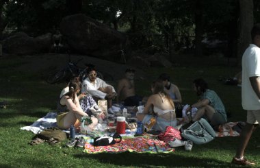 4 Temmuz New York 'taki Central Park' ta kutlandı. 4 Temmuz 2024, New York, ABD: Birçok New Yorklu ve turist 4 Temmuz Bağımsızlık Günü 'nü Central Park' ın Büyük Bahçesi 'nde piknik, yemek, müzik ve spor etkinlikleriyle kutlarken görülüyor 