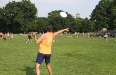 4 Temmuz New York 'taki Central Park' ta kutlandı. 4 Temmuz 2024, New York, ABD: Birçok New Yorklu ve turist 4 Temmuz Bağımsızlık Günü 'nü Central Park' ın Büyük Bahçesi 'nde piknik, yemek, müzik ve spor etkinlikleriyle kutlarken görülüyor 