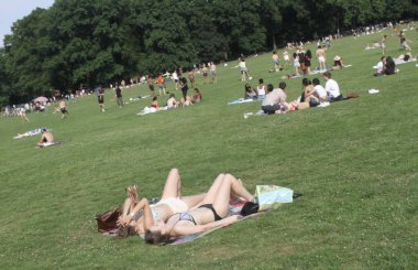 4 Temmuz New York 'taki Central Park' ta kutlandı. 4 Temmuz 2024, New York, ABD: Birçok New Yorklu ve turist 4 Temmuz Bağımsızlık Günü 'nü Central Park' ın Büyük Bahçesi 'nde piknik, yemek, müzik ve spor etkinlikleriyle kutlarken görülüyor 