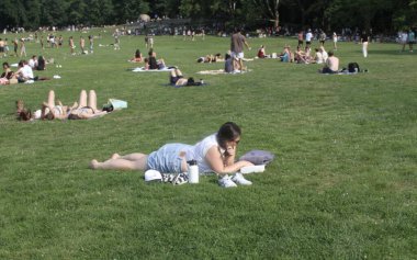 4 Temmuz New York 'taki Central Park' ta kutlandı. 4 Temmuz 2024, New York, ABD: Birçok New Yorklu ve turist 4 Temmuz Bağımsızlık Günü 'nü Central Park' ın Büyük Bahçesi 'nde piknik, yemek, müzik ve spor etkinlikleriyle kutlarken görülüyor 