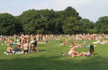 4 Temmuz New York 'taki Central Park' ta kutlandı. 4 Temmuz 2024, New York, ABD: Birçok New Yorklu ve turist 4 Temmuz Bağımsızlık Günü 'nü Central Park' ın Büyük Bahçesi 'nde piknik, yemek, müzik ve spor etkinlikleriyle kutlarken görülüyor 